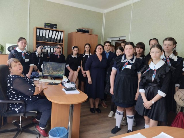 В администрации Среднечубуркского сельского поселения состоялся информационно-экскурсионный час "Местное самоуправление - вчера, сегодня, завтра".