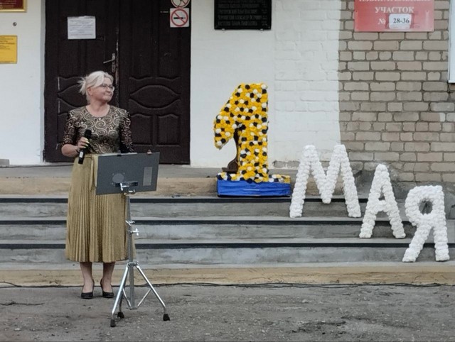 В МУК "ДК х. Средние Чубрки "Победа" прошла поздравительная открытка " день Труда". Слова поздравлений переплетались с пенями советских и современных времен.